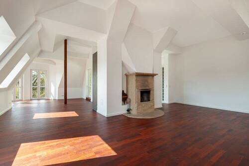 Wohn- und Essbereich mit Kamin - Stilvoll modernisierte Dachgeschosswohnung mit Kamin und Blick über den Bürgerpark Pankow