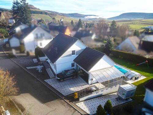 Gebäudeansicht Straßenseite - Drohne
- 