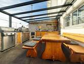 Überdachte Grillküche mit Sitzbereich 
- 
