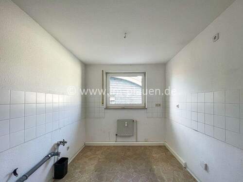 Küche mit Fenster - 3 Zimmer Etagenwohnung in Auerbach