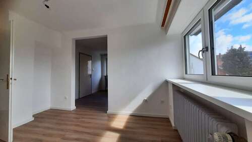 Zimmer mit großer Gaube - Etagenwohnung mit 50,00 m&sup2; in Forchheim zur Miete