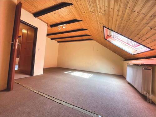 Das Zimmer unter der Schräge ist erstaunlich geräumig - 