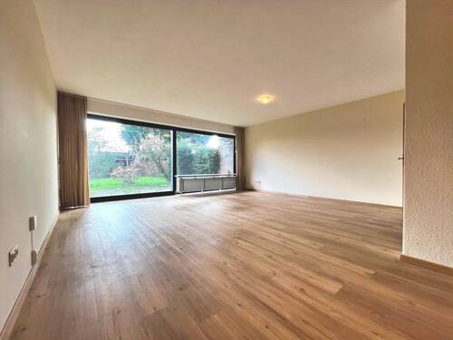 Bodentiefe Fenster machen das Wohnzimmer weit und hell - 