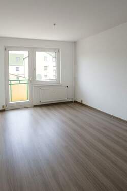 Beispiel Wohnzimmer mit Balkon - 2 Zimmer Etagenwohnung in Walddrehna