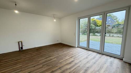 Wohnzimmer mit Terrasse - 5 Zimmer Etagenwohnung in Hamburg