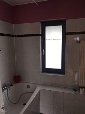Bad mit Duschwanne und Fenster - 