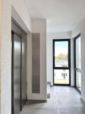 Treppenhaus mit Aufzug - 