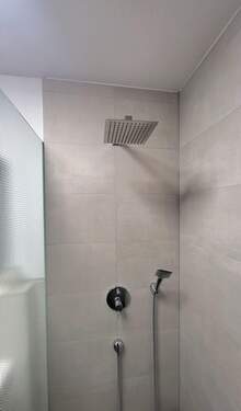 Bad mit Regendusche - 