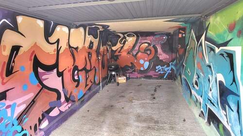Garage mit Kunstwerk - 