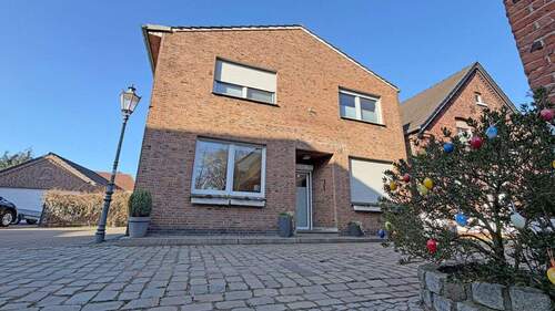 Frontansicht - Großzügiges, freistehendes Einfamilienhaus mit Geschichte - mitten im Herzen von Krudenburg