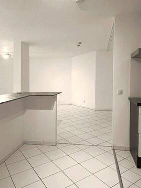 Blick v.Flur in Wohnbereich - 