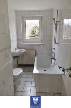 Bad - Idyllische und im Grünen gelegene Wohnung! Frisch und modern saniert!