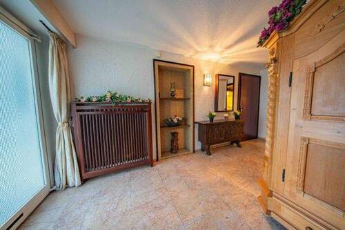 Eingangsbereich mit Gaderobe - 4 Zimmer Mehrfamilienhaus, Wohnhaus zur Miete in Mönchengladbach