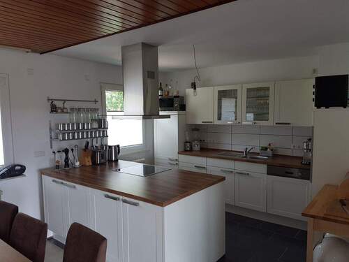 Moderne Küche mit Kochinsel - 8 Zimmer Einfamilienhaus in Wiesenbach