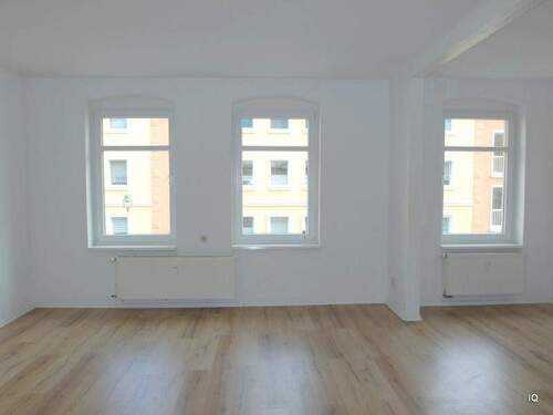 Wohnbereich, Schlafen - Ab sofort zu haben: Singlewohnung mit schönem Balkon (Hofseite), sep. Küche, Laminat & Badewanne