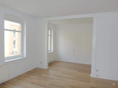 Wohnbereich, Blick Richtung Schlafbereich - 1 Zimmer Etagenwohnung zur Miete in Magdeburg