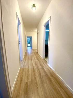 Diele - Helle, ruhige 4-Zimmer Wohnung mit zwei überdachten Balkonen Ost und Südseite