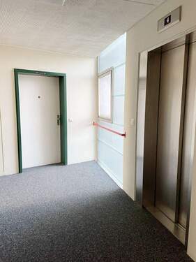 Treppenhaus mit Aufzug - 