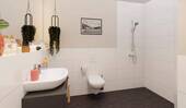 Badezimmer mit Dusche und Waschmaschinenanschluss - 