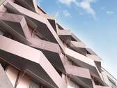 JOUX AM TACHELES Fassade mit blauem Himmel - Etagenwohnung mit 60,80 m² in Berlin zum Kaufen
