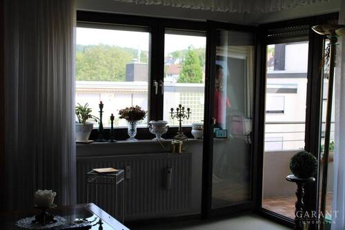 Wohnzimmer Teilansicht Balkon - 4 Zimmer Etagenwohnung zum Kaufen in Heilbronn