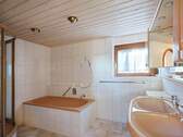 Tageslichtbad mit Dusche und Badewanne - 