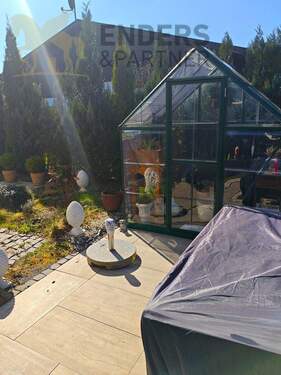 Terrasse mit Gewächshaus - 