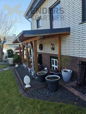 Hintereingang mit Überdachung - 