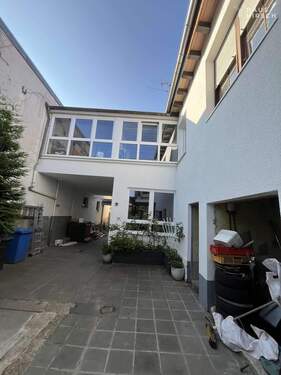 Innenhof, Haus von außen - 8 Zimmer Etagenwohnung in Pfungstadt