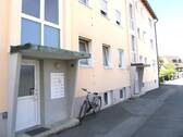 Hauseingang - 2 Zimmer Etagenwohnung zum Kaufen in Lauf
