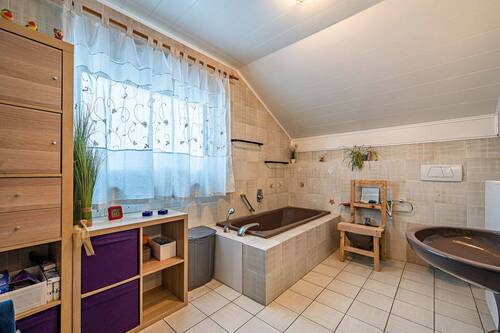 Bad mit Badewanne - 