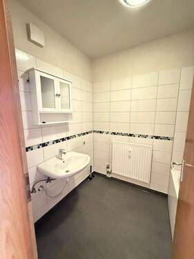 Bad mit Wanne/ Anschluss 2. WC - 