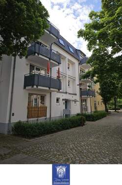 Hausansicht - Eindrucksvoll Wohnen im Dachgeschoss! Großer Balkon, Tageslichtbad mit Wanne, ruhige Lage!