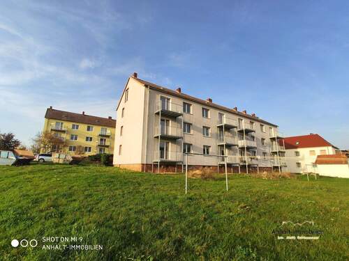 Hausansicht - Wiese mit beiden Blöcken - Mehrfamilienhaus, Wohnhaus mit 747,10 m² in Döbeln OT Mochau zum Kaufen