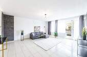Geräumiges helles Wohnzimmer - 4 Zimmer Etagenwohnung in Höchberg