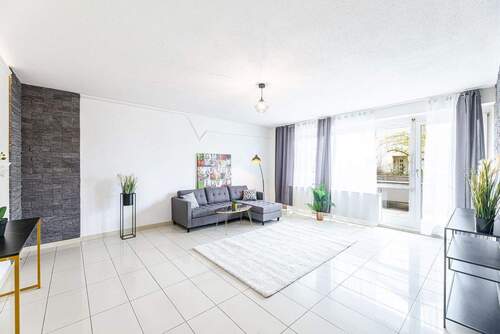 Geräumiges helles Wohnzimmer - 4 Zimmer Etagenwohnung in Höchberg