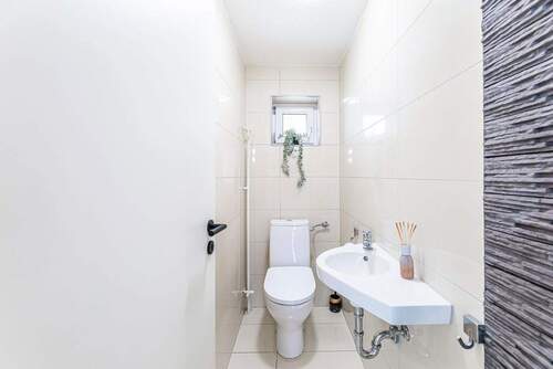 Separates WC mit Fenster - 