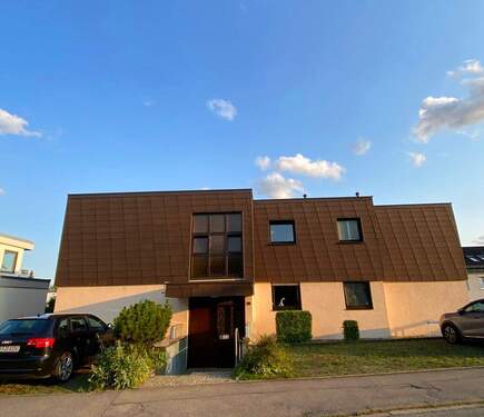 Außenansicht Eingang - 3 Zimmer Wohnung mit Garten und Terrasse