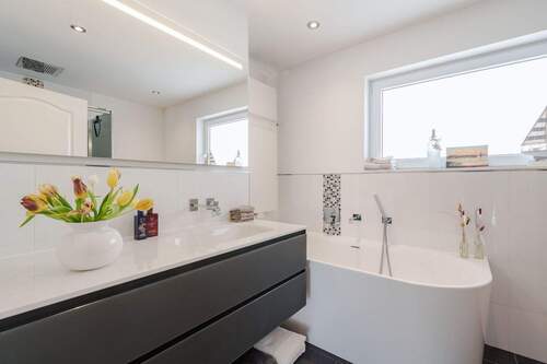 Geräumige Badewanne - 