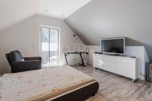 Schlafzimmer mit Balkonzugang im Dachgeschoss - 