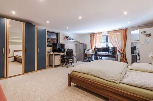 Schlafzimmer im Untergeschoss mit separatem Eingang - 