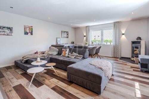 Wohnzimmer mit gemütlichem Kaminofen - Einfamilienhaus mit 166,00 m² in Wehrheim zum Kaufen