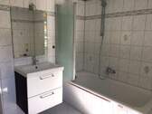 Badewanne mit Duschaufsatz - 2 Zimmer Etagenwohnung in Arnstadt