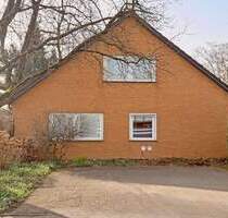 Moers-Utfort: Einfamilienhaus mit großem Süd-West-Grundstück!