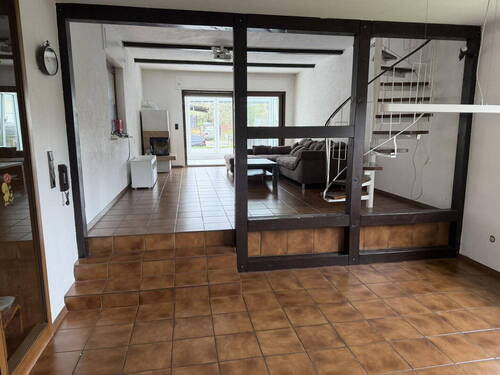 Blick Esszimmer ins Wohnzimmer - Doppelhaushälfte mit 160,00 m&sup2; in Pfinztal zum Kaufen