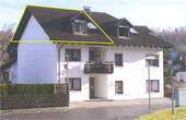 Hausansicht - Pfiffig * Bezugsfrei * Modernisiert - 2 Zi.-Wohnung im DG mit 2 PKW-Außenstellplätze!