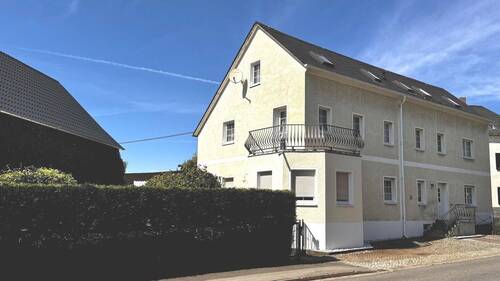 Straßenansicht mit Balkon WG 1 - 9 Zimmer Mehrfamilienhaus, Wohnhaus in Geringswalde