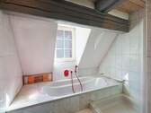 Tageslichtbad mit Dusche und Badewanne - 