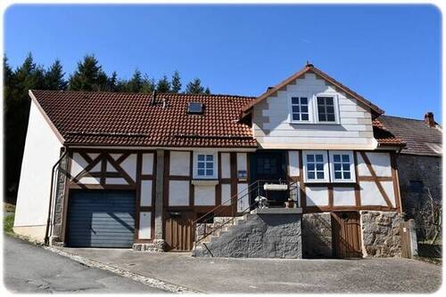 Bild1 - Schmuckes Fachwerkhaus mit Garten und großer Garage in ruhiger Lage am Rand des Ortes!
