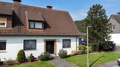 Straßenansicht - Charmante Doppelhaushälfte in bester Wohnlage von Dortmund-Lindenhorst - ruhig & familienfreundlich